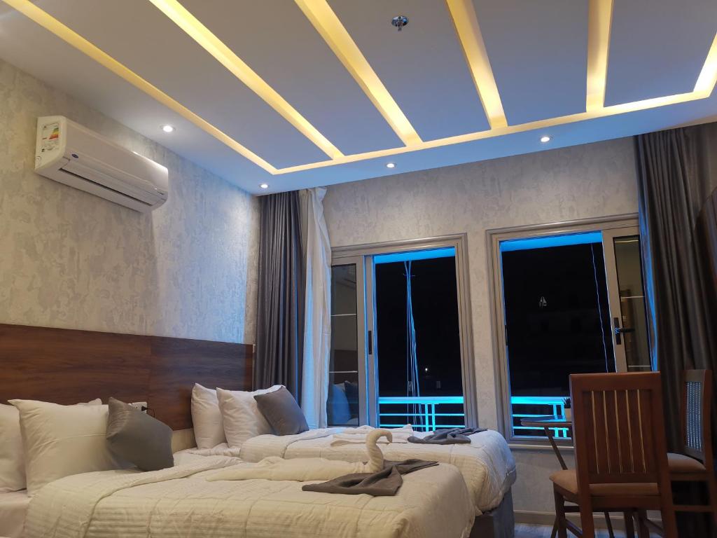 um quarto de hotel com duas camas e um tecto em tourist hotels cairo downtown no Cairo