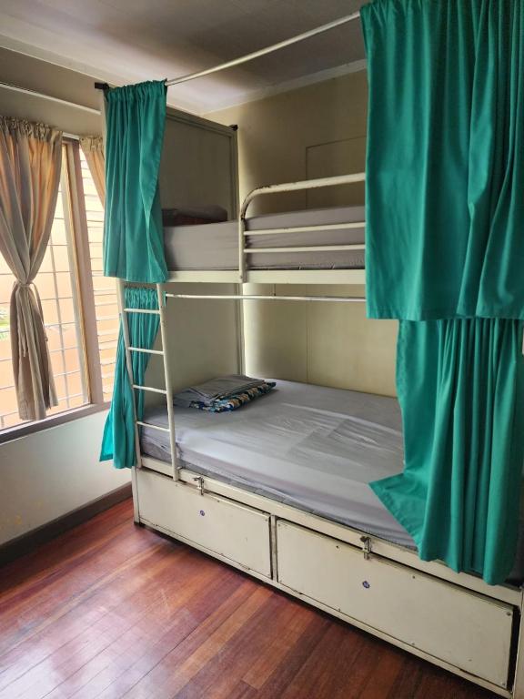 Costa Rica Backpackers - Bed In Male Dormitory Room