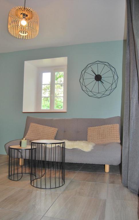 un salon avec un canapé et une table dans l'établissement L'éolienne, à Valensole