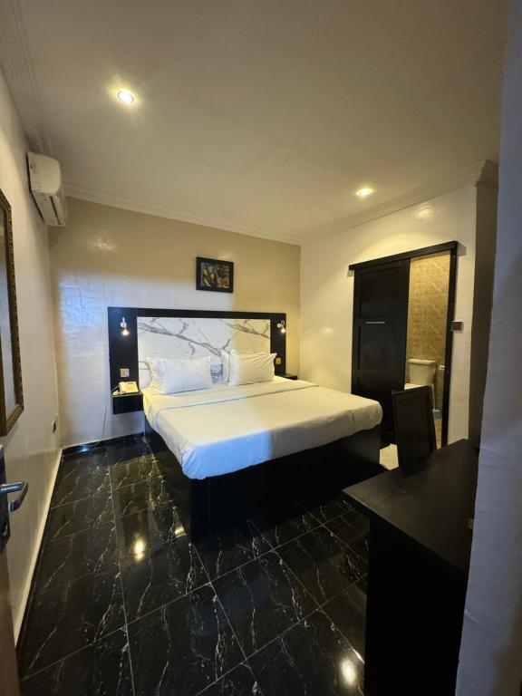 Postel nebo postele na pokoji v ubytování Posh Hotel and Suites Ikeja
