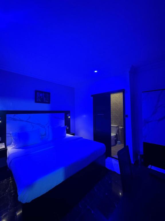 Postel nebo postele na pokoji v ubytování Posh Hotel and Suites Ikeja