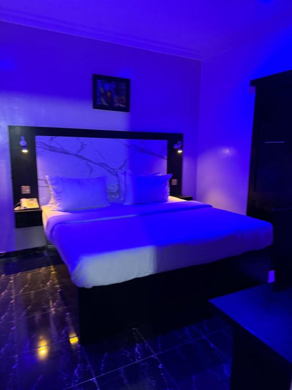 Postel nebo postele na pokoji v ubytování Posh Hotel and Suites Ikeja