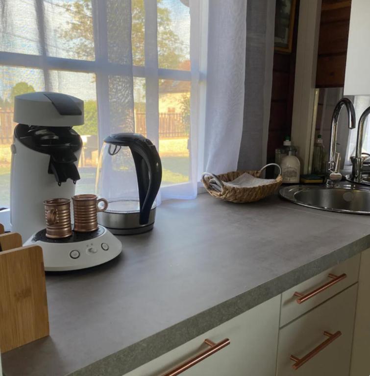 Kahvin ja teen valmistusv&auml;lineet majoituspaikassa Chalet du Lac