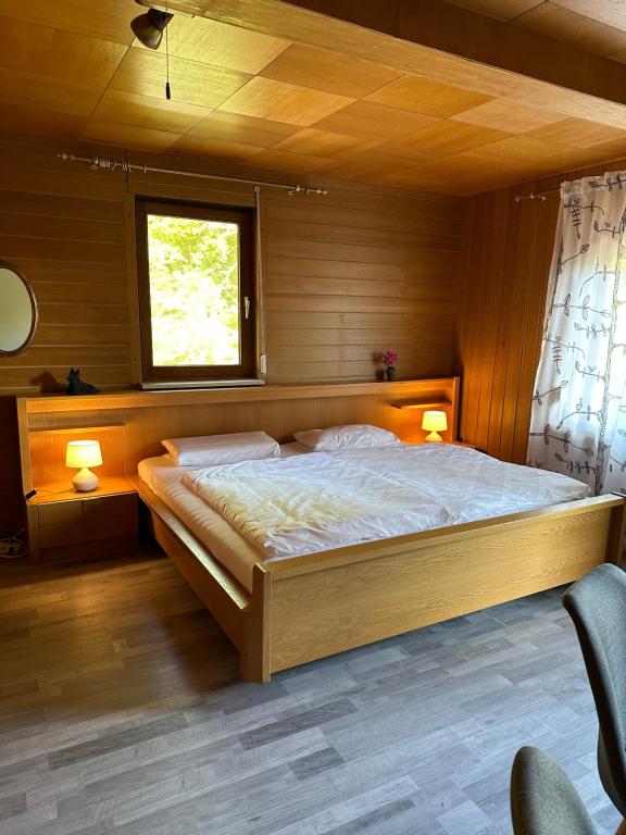 ein Schlafzimmer mit großem Bett und Fenster in der Unterkunft Erholungsoase im Vorharz in Katlenburg-Lindau