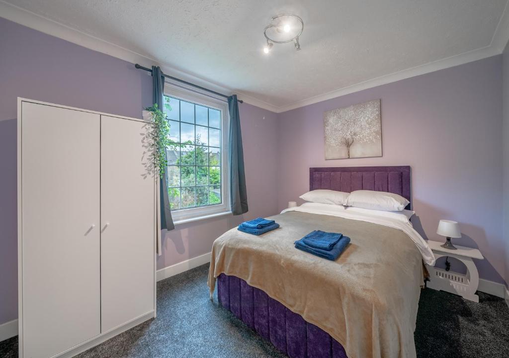 een slaapkamer met een groot bed en een raam bij One bedroom Flat Free Parking in Londen