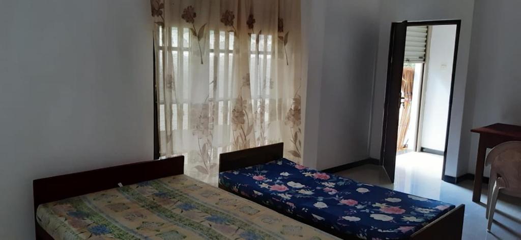 Postel nebo postele na pokoji v ubytování Weherahena Holiday Resort