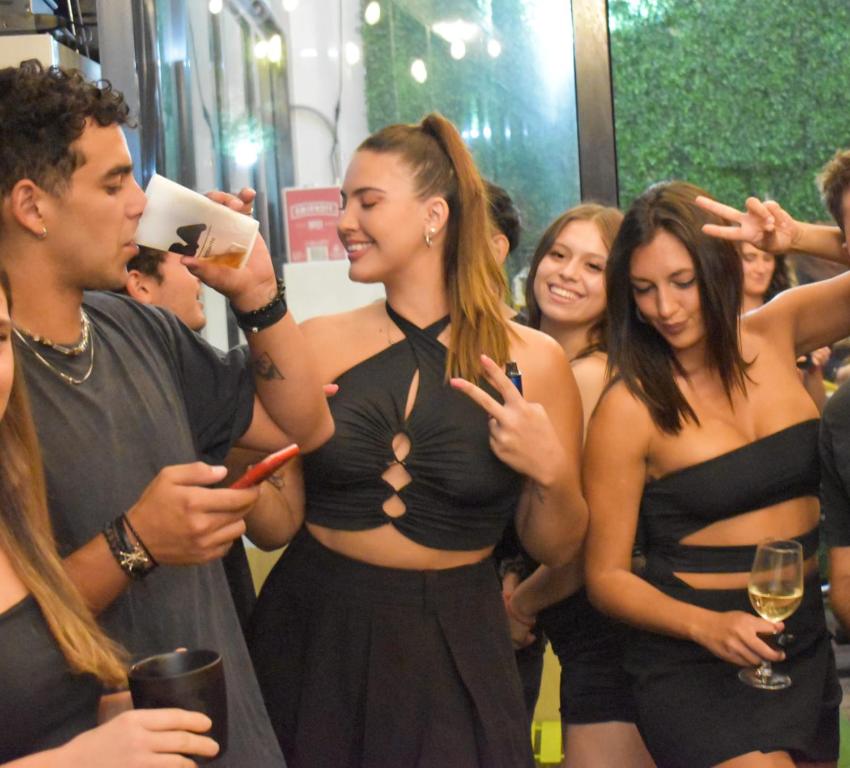 un grupo de personas de pie frente a un espejo en Tequila Sunrise Hostel Surfers Paradise, en Gold Coast