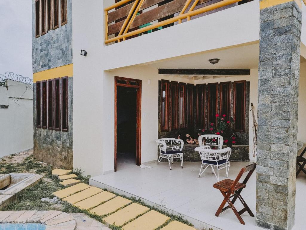 um pátio de uma casa com cadeiras e uma mesa em Diamantina Palace Hotel em Morro do Chapéu