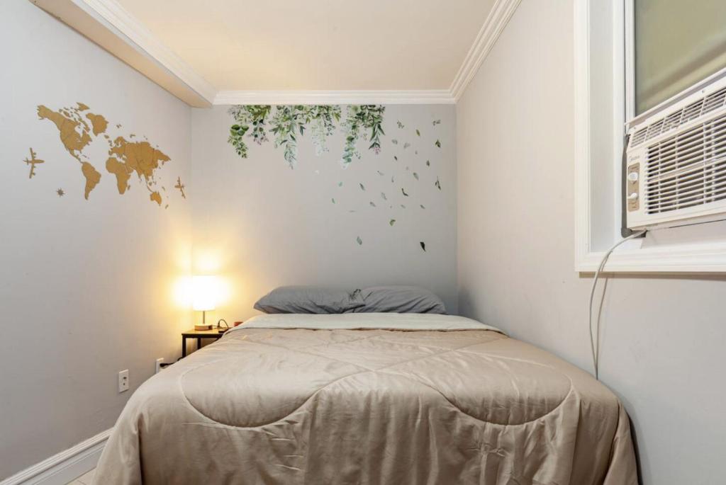 Giường trong phòng chung tại Room at the heart of East Village 2