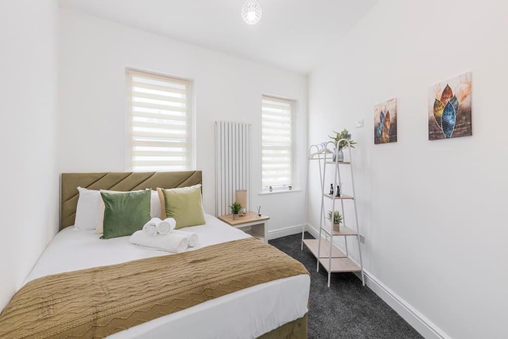 een slaapkamer met een bed met twee handdoeken erop bij City Comforts Spacious 1BR with Furnished Kitchen in Londen
