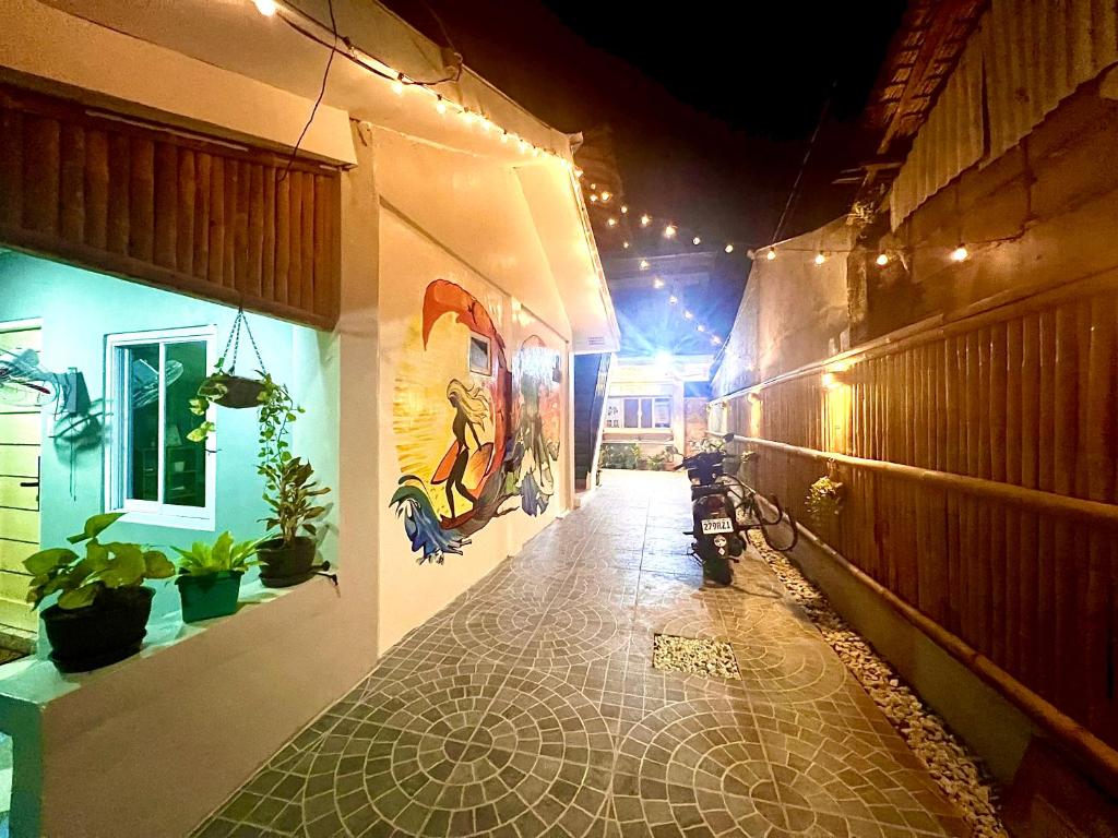 um corredor de uma casa com plantas na parede em Sunny Terrace em Baler