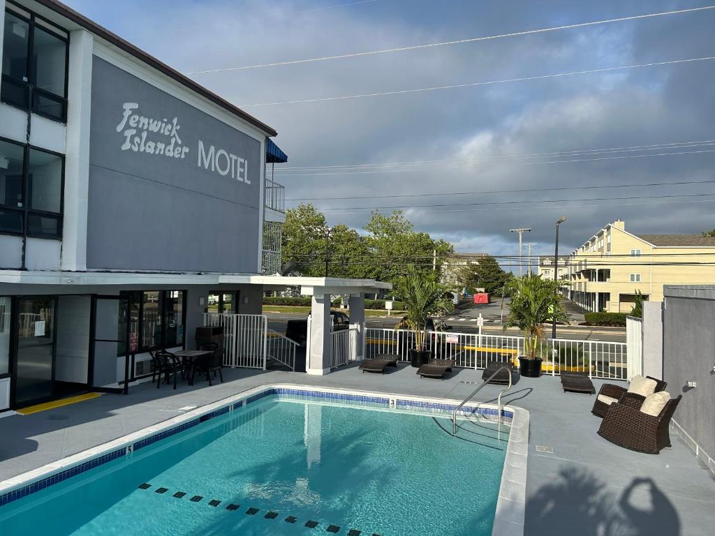 Bazén v ubytování Fenwick Islander Motel nebo v jeho okolí