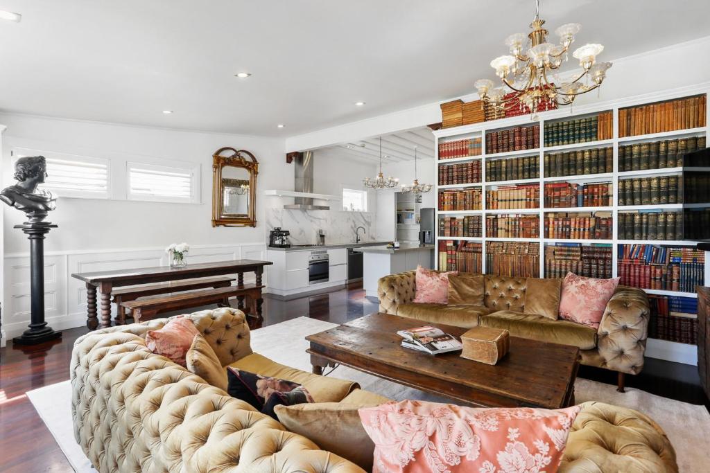 Кухня или мини-кухня в Freemans Bay Home by Urban Rest
