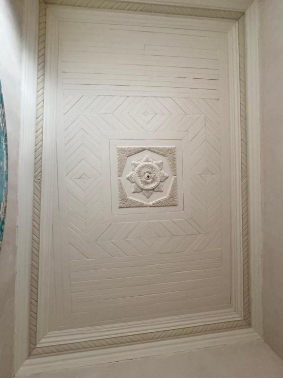 a white garage door with a painting on it at Casa Diriangen in Diriamba