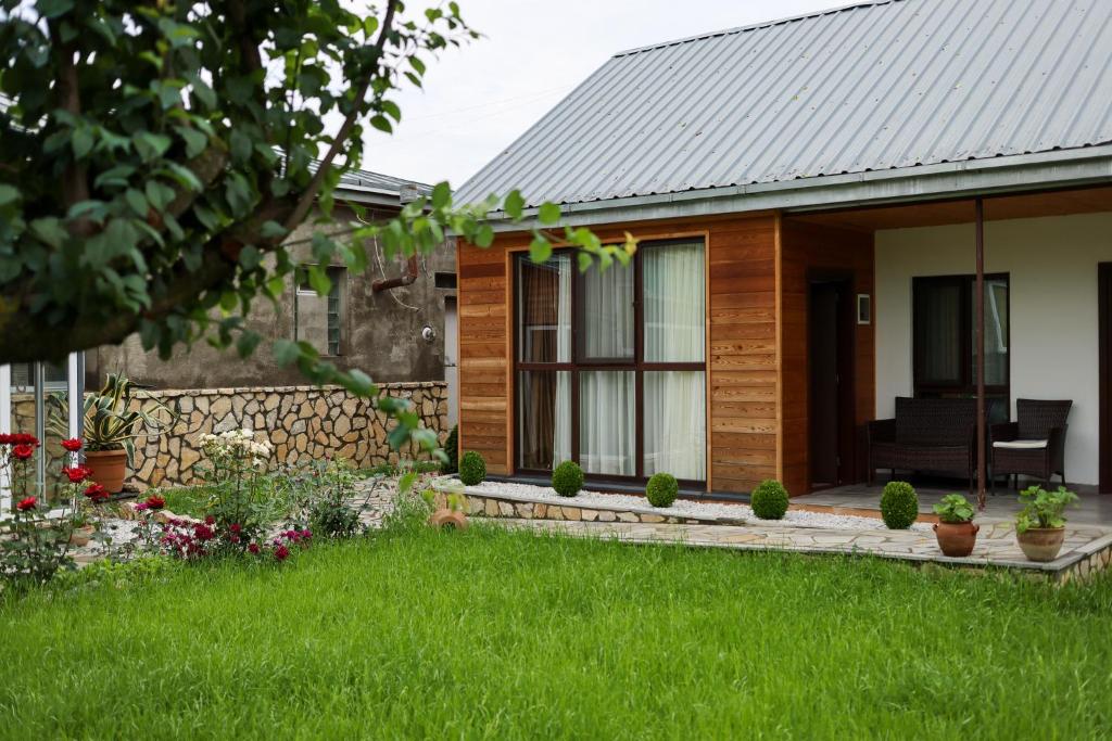 Zahrada ubytování Alvani Inn