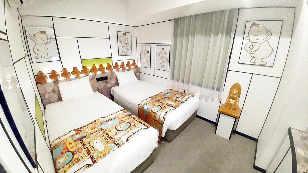Postel nebo postele na pokoji v ubytování Henn na Hotel Osaka Shinsaibashi