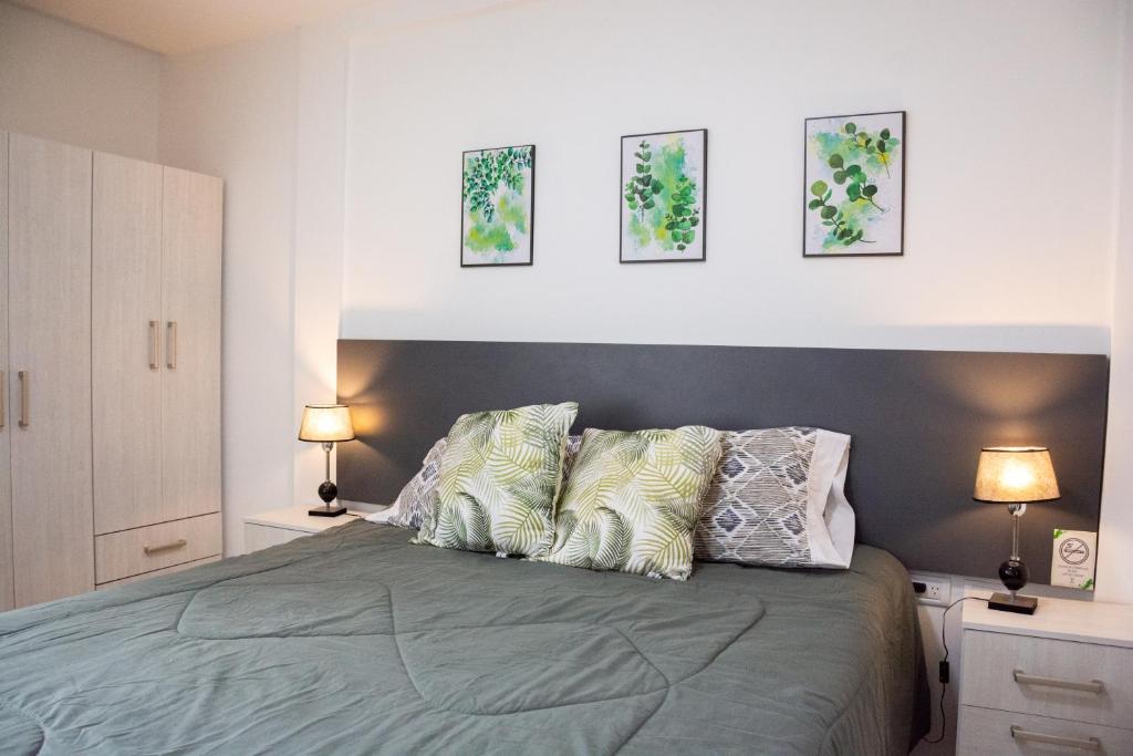 ein Schlafzimmer mit einem großen Bett mit drei Kissen in der Unterkunft Centro Apart Home in Jesús María