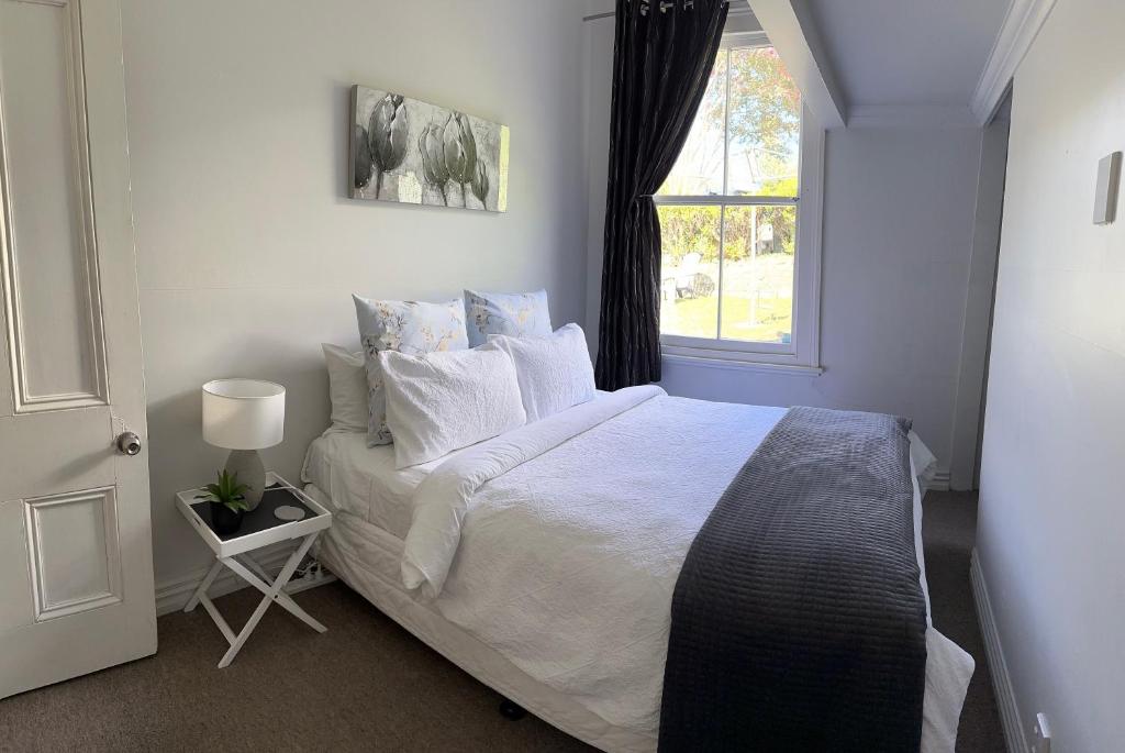 Postel nebo postele na pokoji v ubytování RENWICK IN THE CITY NELSON, 10min walk to city centre, full kitchen, fast fibre wifi, drive 13min to Airport, 5min to Hospital, quiet street, dog friendly
