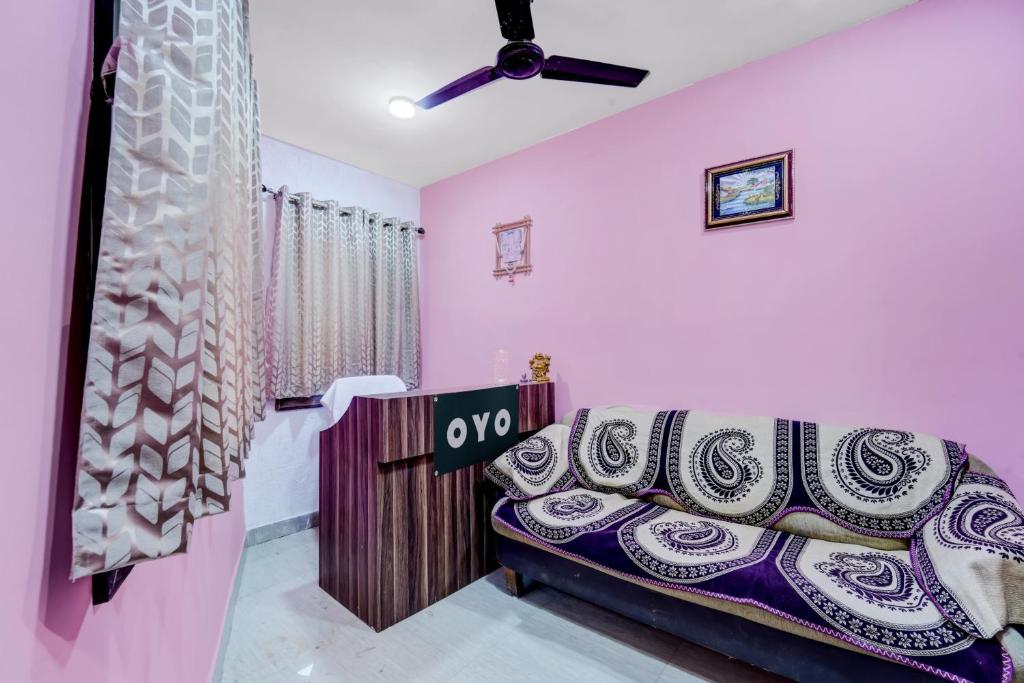 sala de estar con sofá y ventilador de techo en OYO Flagship Hotel Singh Residency en Ranchi