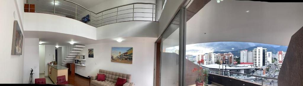 sala de estar con vistas a la ciudad en Confortable departamento tipo loft, en Quito