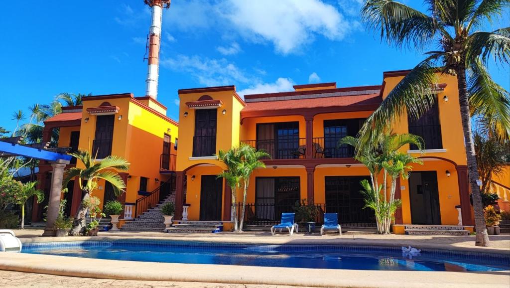 un edificio con piscina frente a él en Hacienda Valentina en Playa del Carmen