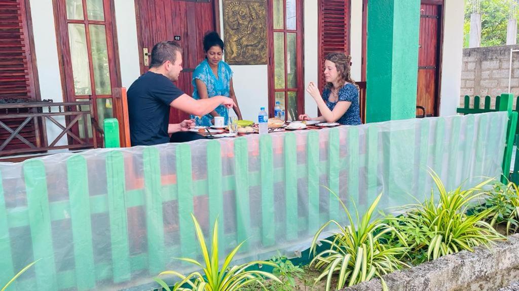 grupa ludzi siedzących przy stole w obiekcie Jm Resort w mieście Dambulla