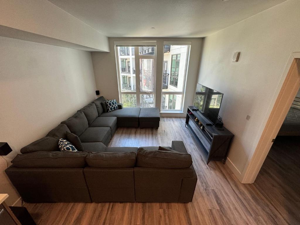 un soggiorno con divano e TV di Luxury 1 Bedroom Apartment Near DownTown Oakland a Oakland