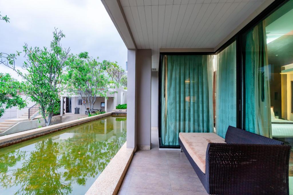 Bazén v ubytování Tara Mantra Cha-Am Resort nebo v jeho okolí