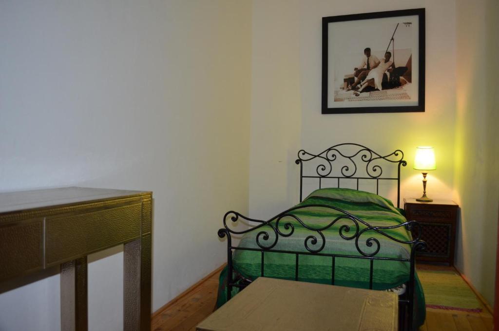 Una cama o camas en una habitación de Tanger Chez Habitant