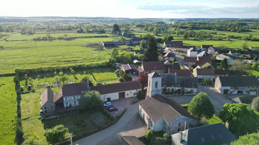 een luchtzicht op een klein dorp met huizen bij Morvan Séjours in Antully