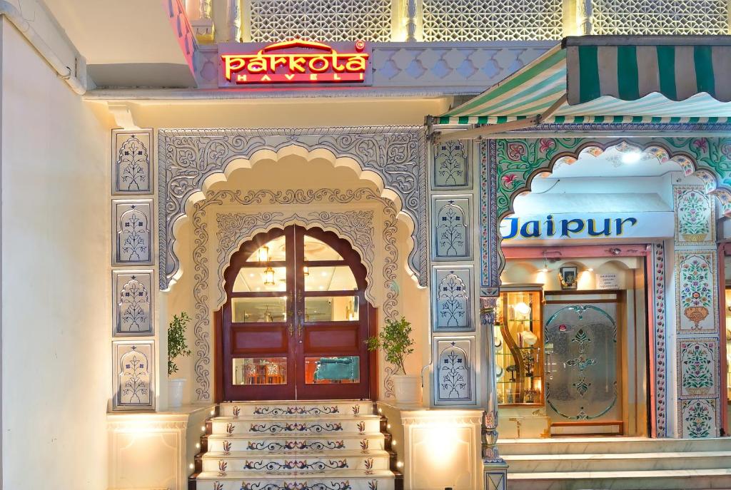 uma loja na frente com uma porta e escadas na frente em Trim Boutique Parkota Haveli em Jaipur