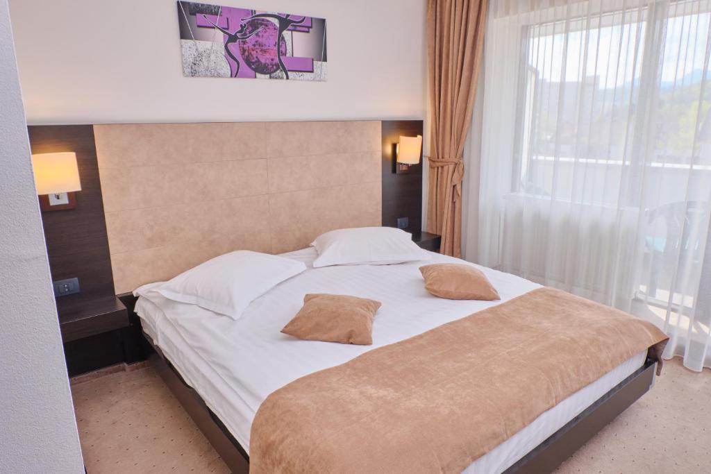 Postel nebo postele na pokoji v ubytování Hotel Regal