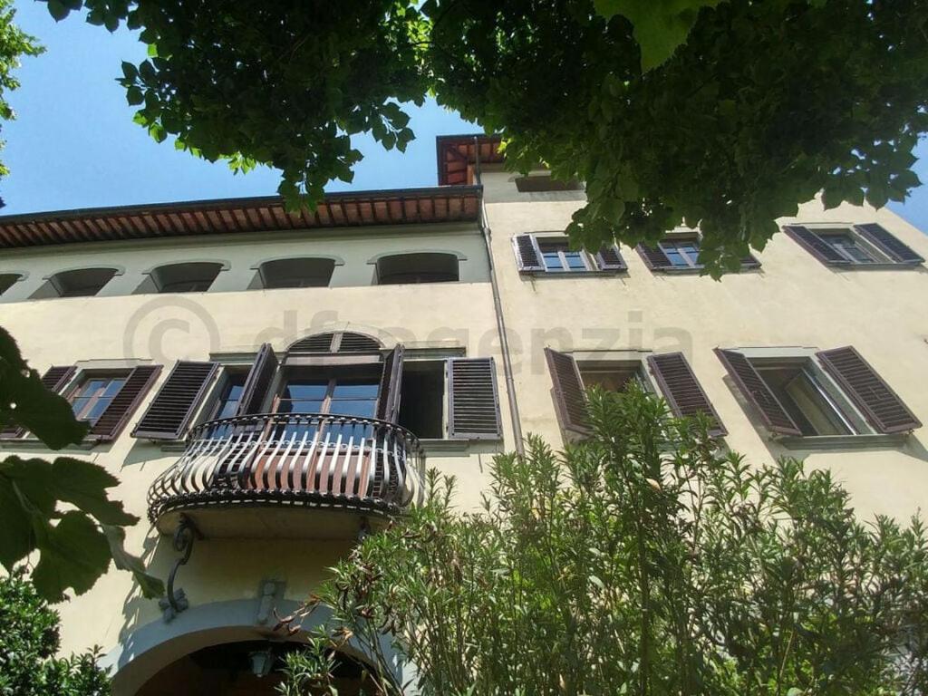 un edificio con un balcón en el lateral. en Historic villa near Florence, en Rignano sullʼArno