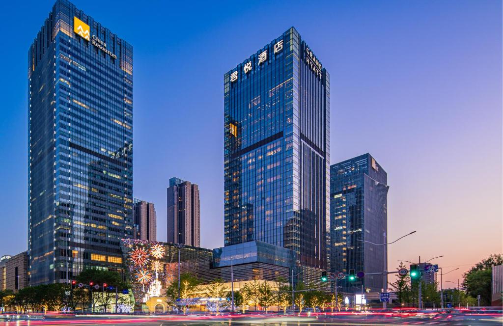 un perfil urbano con rascacielos altos en una ciudad en Grand Hyatt Shenyang, en Shenyang