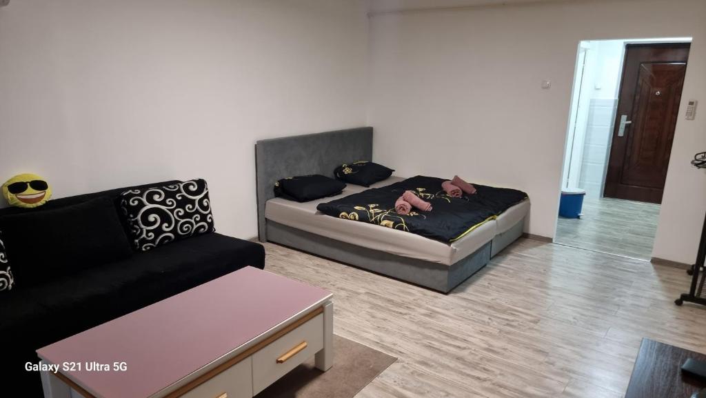 salon z łóżkiem i kanapą w obiekcie MerjemDanin w mieście Zenica