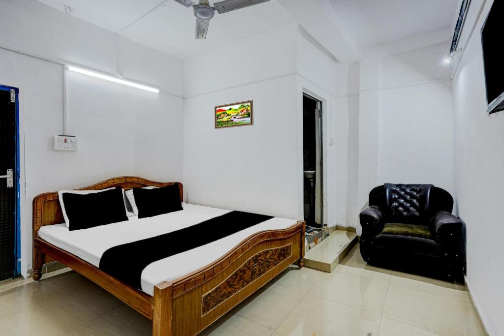 um quarto com uma cama e uma cadeira em OYO Flagship Hotel Shiv Residency em Rānchī