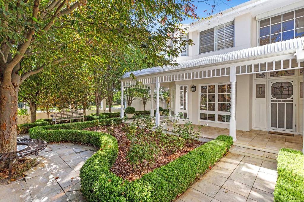 een wit huis met een tuin ervoor bij 56 Picture Perfect Applecross 5br 3bth in Perth