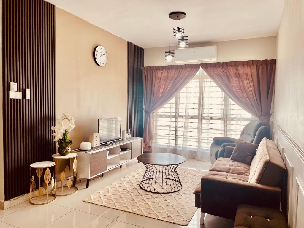 een woonkamer met een bank en een tafel bij Omma Homestay Putrajaya, Presint 17 in Putrajaya