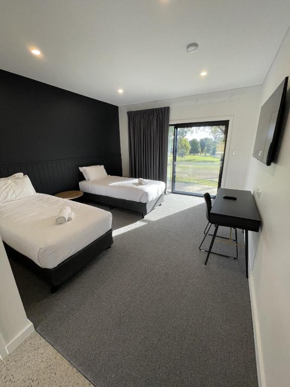 Postel nebo postele na pokoji v ubytování Harden Country Club Motel