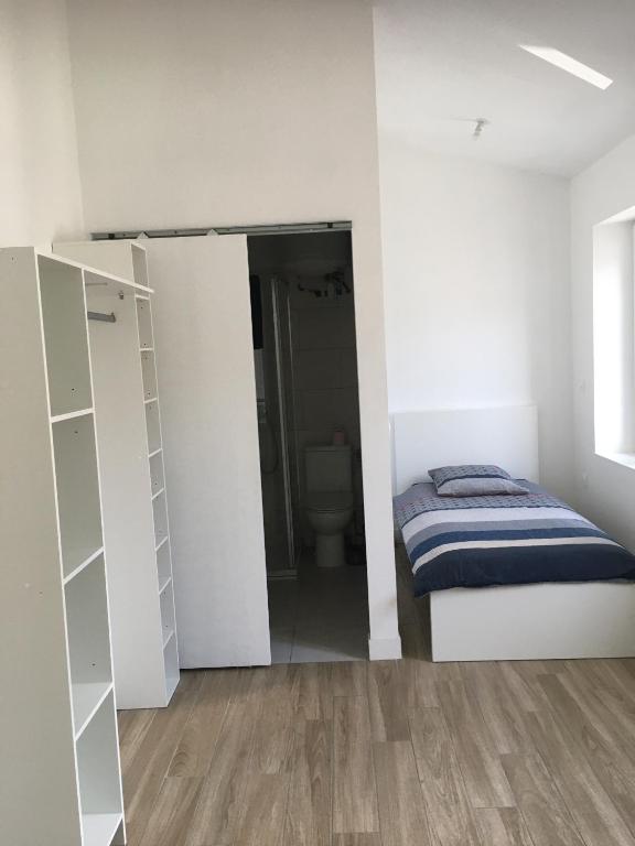 - une chambre avec des lits superposés et des toilettes dans l'établissement Joli studio meublé très calme 15mn des plages et wifi gratuit, à Marseille