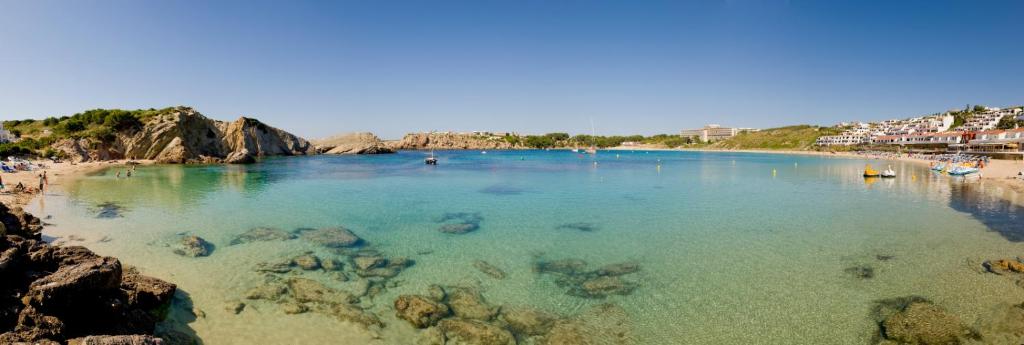 une vue d'une plage avec des gens dans l'eau dans l'établissement apartment for couples 257, à Arenal d'en Castell