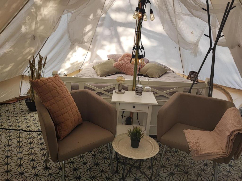 Posezení v ubytování Sjugare Gård Glamping
