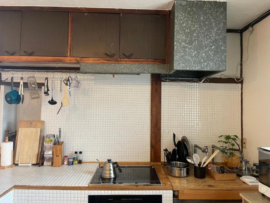 Kuchyň nebo kuchyňský kout v ubytování 北アルプス麓のゲストハウス林屋