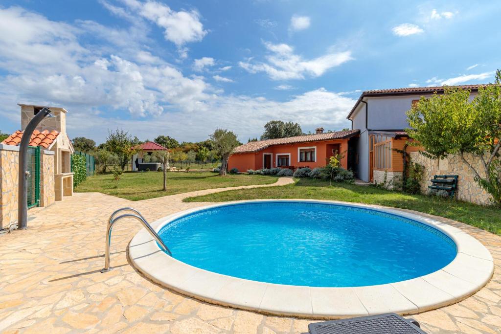 Bazén v ubytování Pool & Spa House Betiga 2 - Happy Rentals nebo v jeho okolí