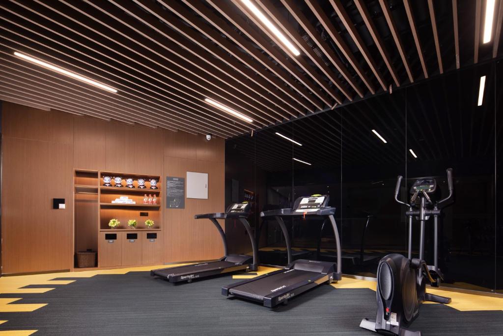 Fitness centrum a/nebo fitness zařízení v ubytování Hilton Hotel by Hampton Wuhan Zhongnan Street Branch