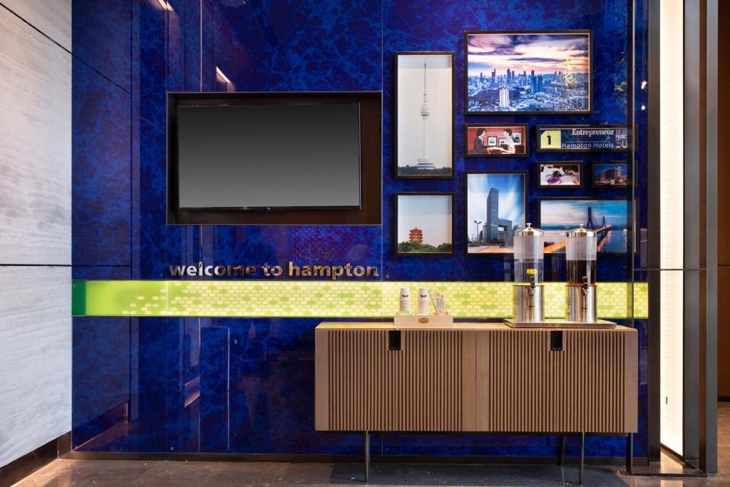 TV a/nebo společenská místnost v ubytování Hilton Hotel by Hampton Wuhan Zhongnan Street Branch