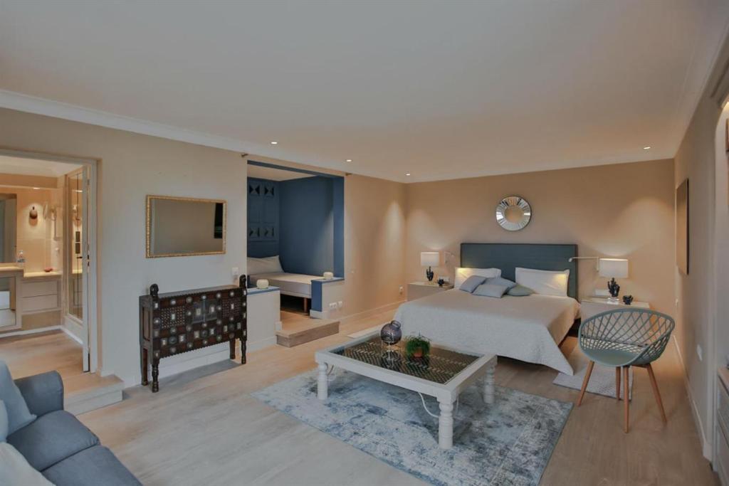 サン・ジョセップ・デ・サ・タライアにあるVataFinca villaのベッドルーム1室(ベッド1台付)、リビングルームが備わります。