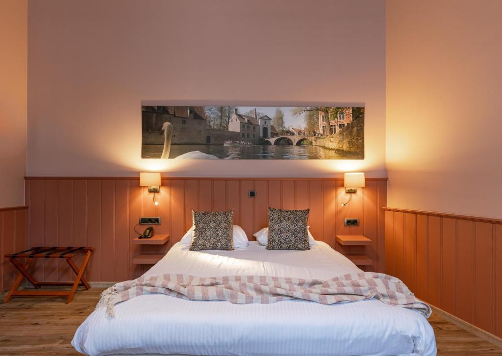 a bedroom with a bed and a painting on the wall at Hotel Malleberg in Bruges