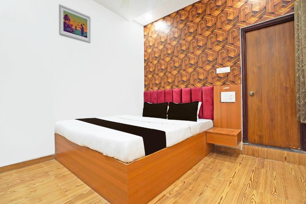 sypialnia z łóżkiem i drewnianą ścianą w obiekcie OYO Hotel Sunshine Villa w mieście Nagpur