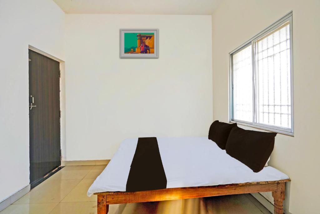 sypialnia z łóżkiem w pokoju w obiekcie SPOT ON Hotel SB Air Port Stay w mieście Phundardih